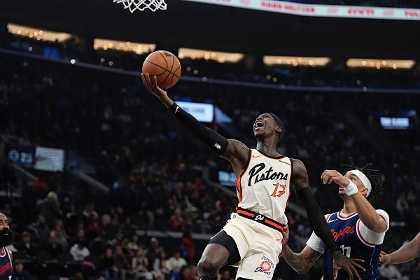 Dennis Schröder spielte gut, konnte die Niederlage der Pistons aber nicht abwenden. - © Mark J. Terrill/AP/dpa