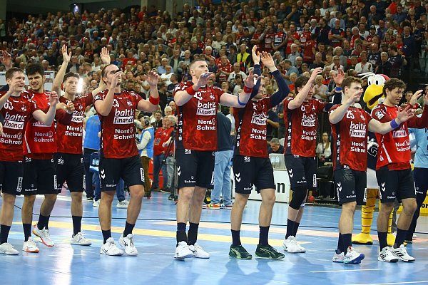 Die Flensburger Spieler bejubeln den Derby-Sieg. - © Michael Hundt/dpa