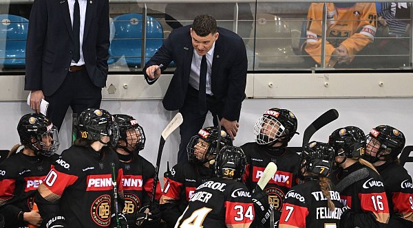 Frauen-Bundestrainer Jeff MacLeod hofft bei der Eishockey-WM in Tschechien auf die erste Medaille. - © Carmen Jaspersen/dpa