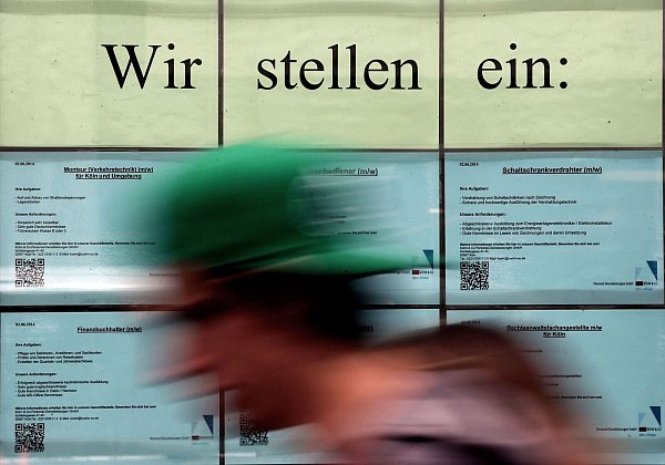 In so mancher Stellenanzeige wird mit besonderen Benefits um die Gunst neuer Beschäftigter geworben (Archivbild) - © Oliver Berg/dpa/dpa-tmn