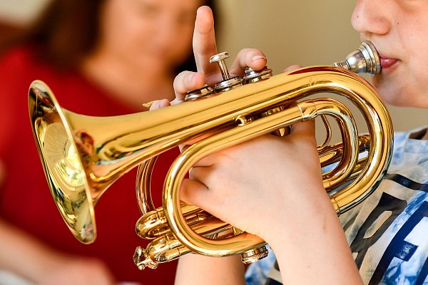 Das regelmäßige Spielen von Blasinstrumenten trainiert die Atemmuskulatur und steigert die Lungenfunktion. - © Kirsten Neumann/dpa-tmn