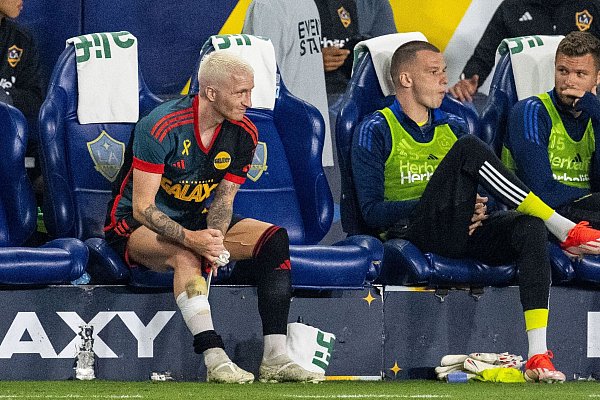 Angeschlagen auf der Bank: Marco Reus von Los Angeles Galaxy nach seiner Auswechslung. - © Maximilian Haupt/dpa