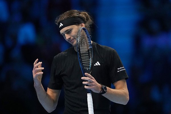 Alexander Zverev muss im Gruppenfinale der ATP Finals gegen das Vorrunden-Aus kämpfen. - © Antonio Calanni/AP/dpa