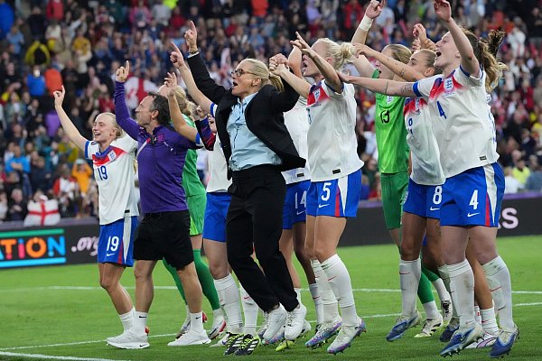 Party pur: Englands Nationalteam feiert den Titel. - © Martin Meissner/AP/dpa