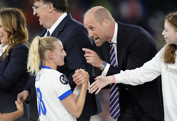Gut gemacht: Prinz William beglückwünscht Siegtorschützin Chloe Kelly. - © Nick Potts/PA Wire/dpa