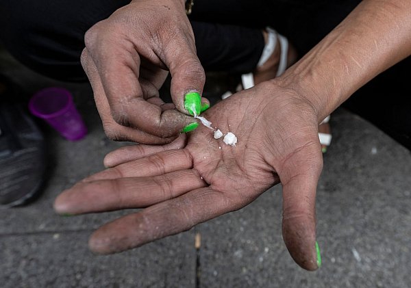 Schwerstabhängige konsumieren tägliche oft Dutzende Dosen der Droge. (Archivbild) - © Boris Roessler/dpa