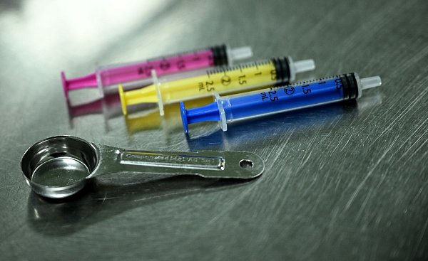 Im Konsumraum gibt es saubere Utensilien, aber auch Trinken, Essen, Duschen und Toiletten. - © Britta Pedersen/dpa