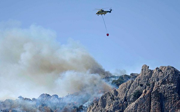 Im Sommer brennt es in Spanien fast immer irgendwo. - © Nono Rico/EUROPA PRESS/dpa