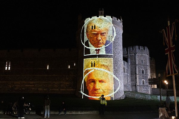 Trump und Epstein: Am Dienstagabend sorgte eine Lichtinstallation für Aufruhr. - © Led By Donkeys/PA Media/dpa