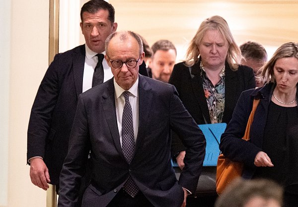 Gastspiel in der Finanzbranche: Merz zu Besuch in Frankfurt - © Boris Roessler/dpa