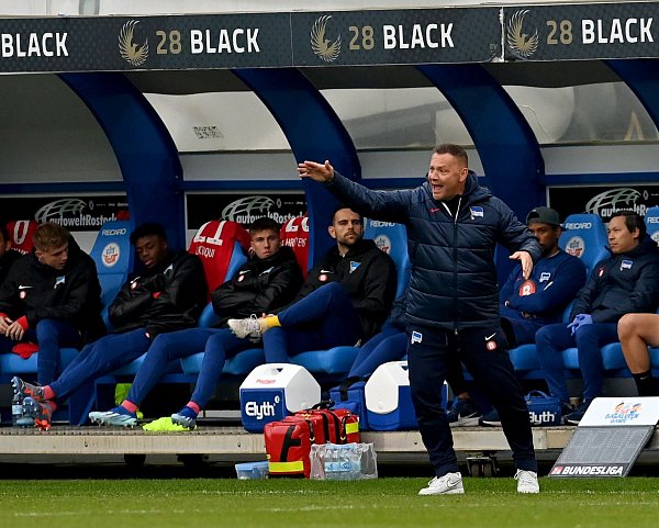 Trainer Pal Dardai und seine Herthaner kamen nicht über ein 0:0 in Rostock hinaus. - © Sebastian Räppold/Matthias Koch/dpa