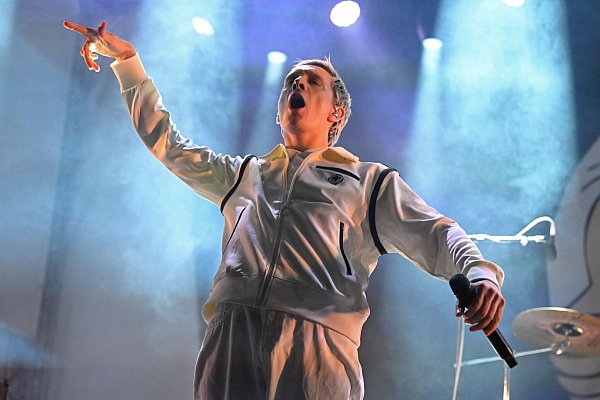 Felix Kummer von Kraftklub sorgt für Stimmung. - © Philip Dulian/dpa