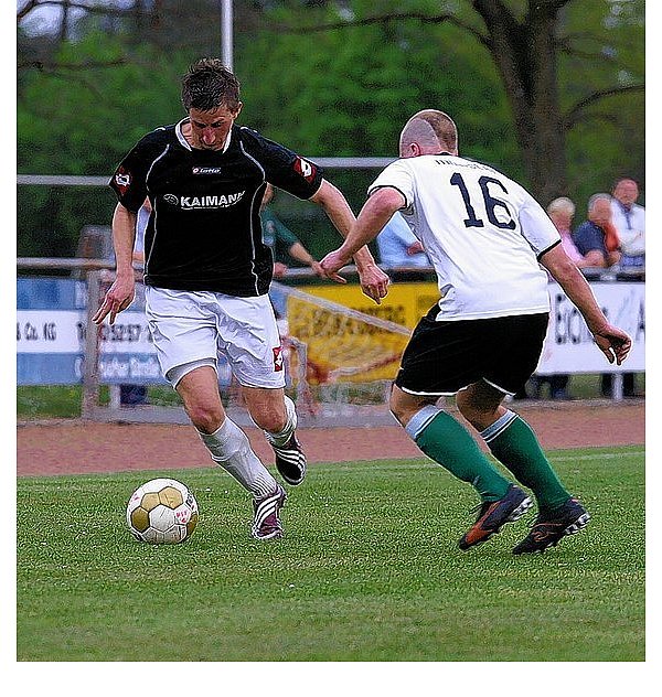 In der 85. Minute hatte Christian Fuhr (l.) das 3:1 für Hövelhof auf dem Fuß, verpasste aber. So blieb es bis zum Ende spannend. - © FOTO: HARTMUT KLEIMANN