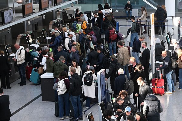Passagiere sind im Flughafen München im Terminal 2 zu sehen. - © Felix Hörhager/dpa