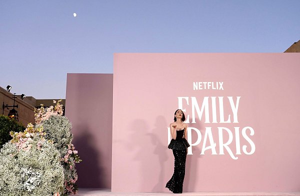 Die britische Schauspielerin Lily Collins spielt in «Emily in Paris» die Titelrolle. (Archivbild) - © Jordan Strauss/Invision/AP