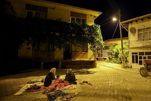 Menschen übernachten aus Angst vor Nachbeben im Freien - © Berkman Ulutin/DIA Photo/AP/dpa