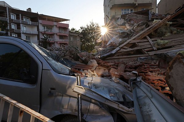 Zahlreiche Häuser sind nach dem Erbeben in der Westtürkei zerstört - © Berkman Ulutin/DIA Photo via AP/dpa