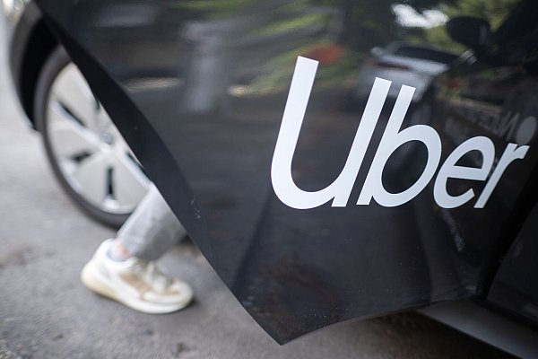 Frauen können auf der Fahrdienstplattform Uber nun Fahrten ausschließlich bei Fahrerinnen buchen. (Archivbild) - © Sebastian Gollnow/dpa