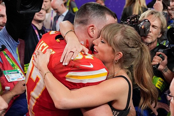 Kelce und Swift - die Verlobung der beiden Stars bringt der NFL anhaltende Aufmerksamkeit bei ungewohnten Zielgruppen. - © John Locher/AP/dpa