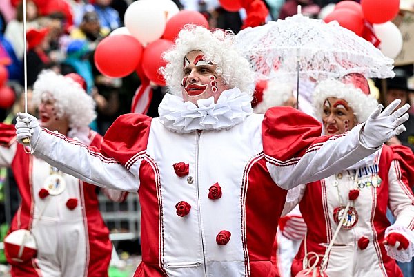 Karnevalisten feiern in Düsseldorf. - © Federico Gambarini/dpa