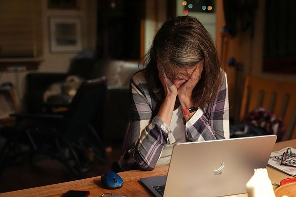 Mary E. Brunkow wird emotional, als sie erfährt, dass sie den Nobelpreis für Medizin erhalten wird. - © Lindsey Wasson/AP/dpa