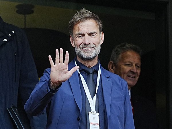 Der ehemalige Liverpooler Trainer Jürgen Klopp feierte auf der Ehrentribüne mit. - © Peter Byrne/PA Wire/dpa