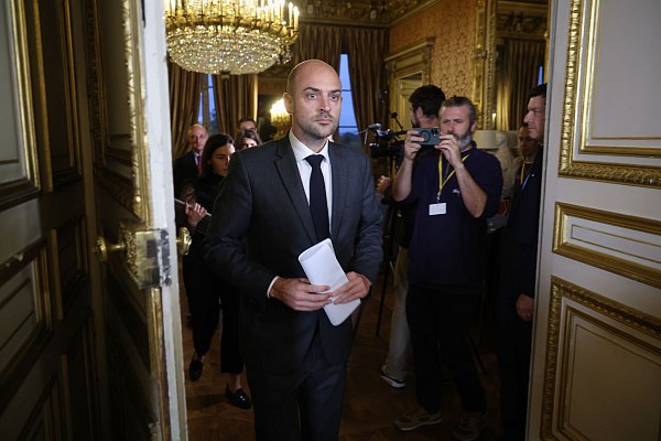 Frankreichs Außenminister hielt sich zum aktuellen Verhältnis zu Teheran bedeckt. (Archivbild) - © Christophe Petit Tesson/Pool EPA/AP/dpa