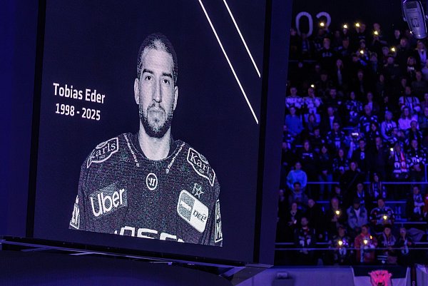 An Tobias Eder wird während der Eisbären-Spiele weiterhin erinnert. - © Andreas Gora/dpa
