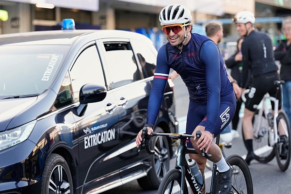 Zu spät gekommen und bestraft: Formel-1-Pilot Carlos Sainz ärgert sich über ein Bußgeld. - © Hiro Komae/AP/dpa