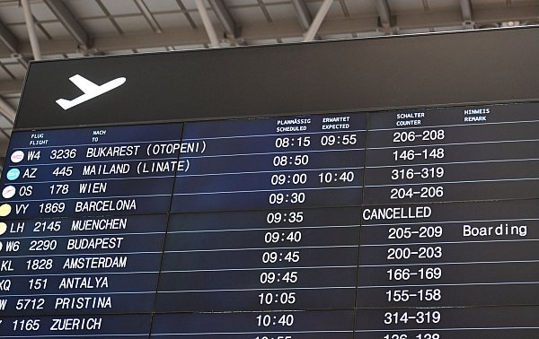 Verspätungen und ein Ausfall eines Flugs werden auf einer Anzeigentafel am Flughafen Stuttgart angezeigt. - © Bernd Weißbrod/dpa