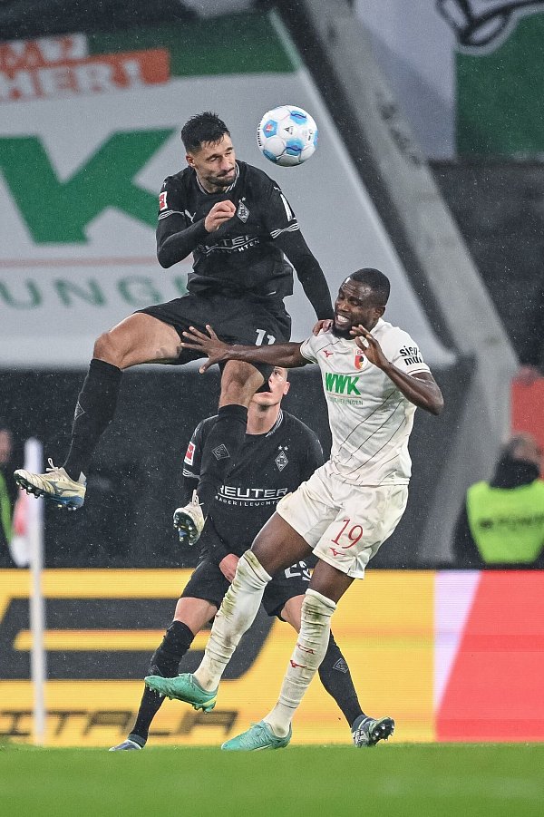 Kopfballstark: Tim Kleindienst (l). Mit dem Kopf traf er auch in Augsburg. - © Harry Langer/dpa