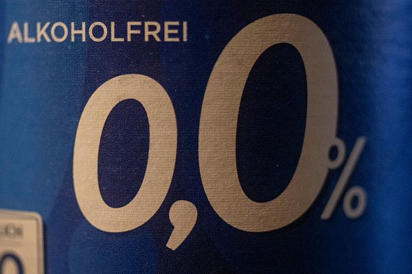 Ein Trend breitet sich aus: Zunehmend Menschen verzichten im Januar auf den Konsum von Alkohol. (Symbolbild) - © Christophe Gateau/dpa
