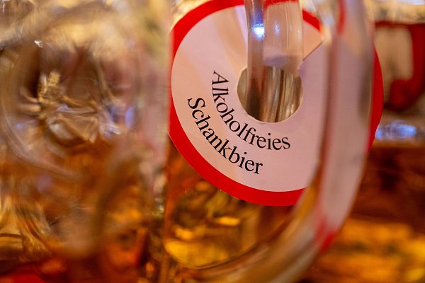 Ein Trend breitet sich aus: Zunehmend Menschen verzichten im Januar auf den Konsum von Alkohol. (Symbolbild) - © Stefan Puchner/dpa