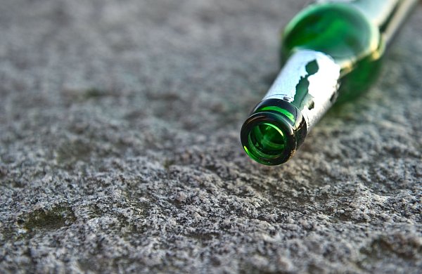 Gerade nach der oft alkoholreichen Weihnachtszeit wollen viele Menschen den Alkohol für eine Weile links liegen lassen. (Symbolbild) - © Tobias Kleinschmidt/dpa/dpa-tmn