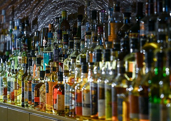 Ein Trend breitet sich aus: Zunehmend Menschen verzichten im Januar auf den Konsum von Alkohol. (Symbolbild) - © Jens Kalaene/dpa