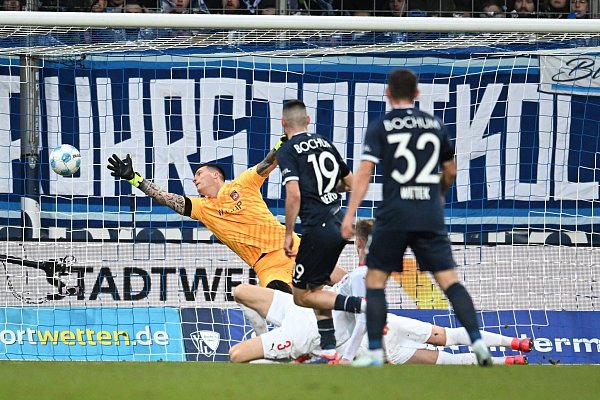 Matus Bero (M) trifft für Bochum zum 2:0. - © Fabian Strauch/dpa