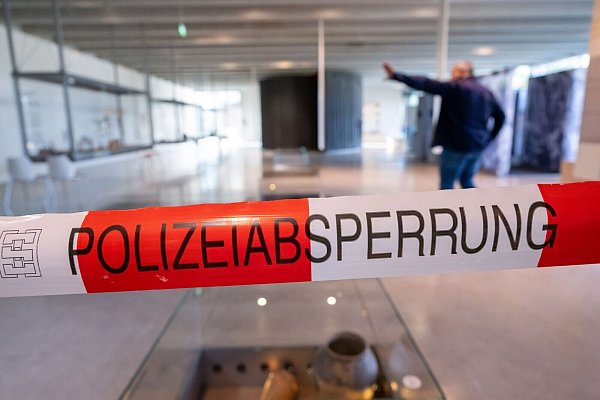 Einbrecher hatten 2022 im Kelten Römer Museum im oberbayerischen Manching einen mehrere Millionen Euro teuren Goldschatz aus der Keltenzeit erbeutet. (Archivbild) - © Peter Kneffel/dpa