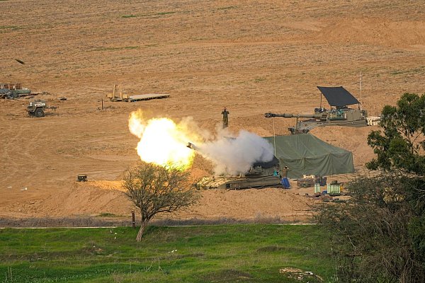 Eine mobile israelische Artillerieeinheit feuert eine Granate aus dem Süden Israels in Richtung des Gazastreifens ab. - © Ohad Zwigenberg/AP/dpa