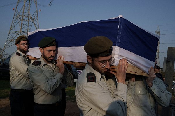 Israelische Soldaten tragen den Sarg eines Hauptmanns bei seiner Beerdigung auf einem Friedhof außerhalb von Aschkelon. - © Leo Correa/AP/dpa