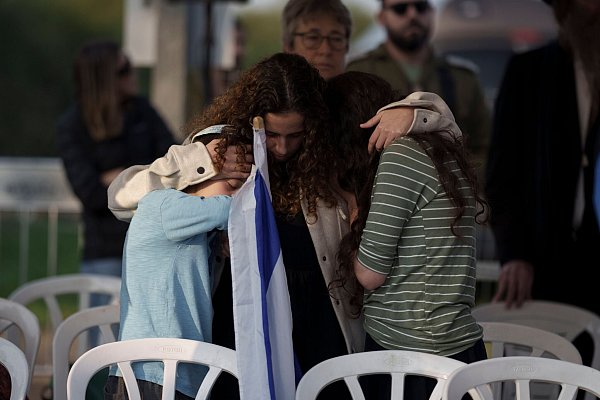 Angehörige trauern auf der Beerdigung eines israelischen Soldaten. - © Leo Correa/AP/dpa