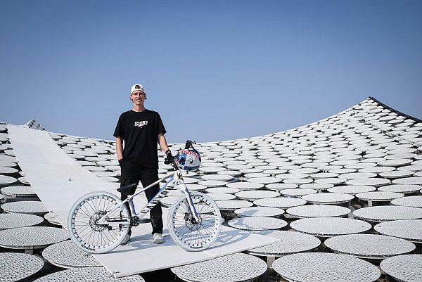 Direkt neben der Rampe geht es 100 Meter in die Tiefe. - © Christian Charisius/dpa