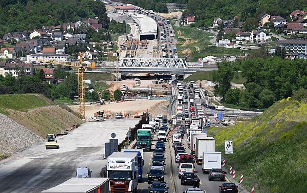 Haushaltslücke droht Verkehrsprojekte zu verzögern (Foto-Archiv). - © Bernd Weißbrod/dpa