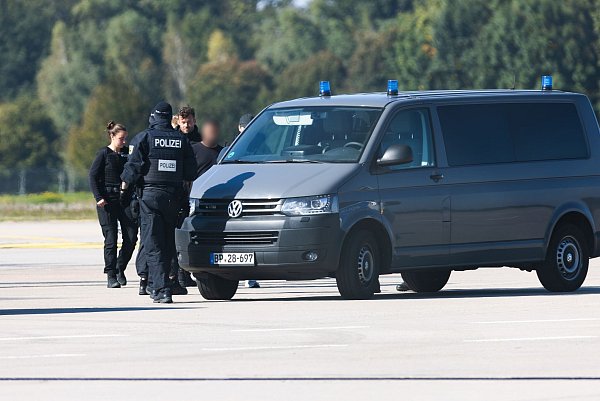 Die Männer wurden zur Haftvorführung nach Karlsruhe gebracht. - © Philipp von Ditfurth/dpa