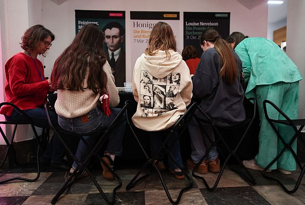 Im Foyer des Museums läuft Popmusik, während Fans Freundschaftsbändchen knüpfen. - © Hannes P. Albert/dpa