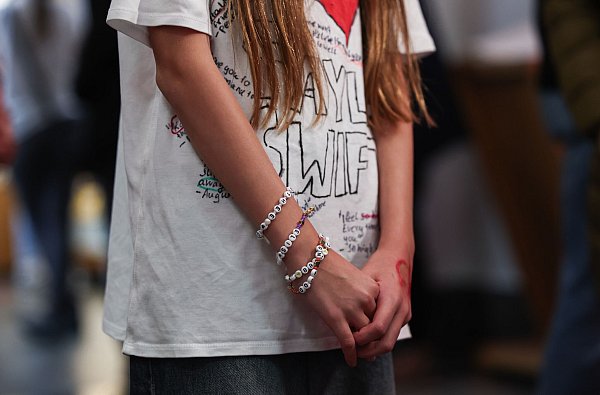 Auch viele junge Fans sind ins Museum gekommen, um das Werk Heysers zu sehen. - © Hannes P. Albert/dpa