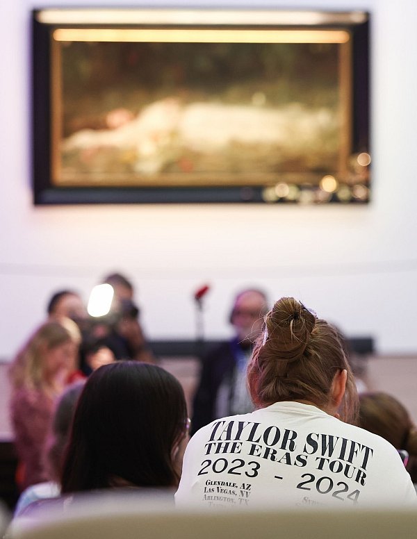Das Gemälde von Friedrich Heyser wurde zwischenzeitlich umgehängt, um dem Ansturm der Swift-Fans gerecht zu werden. - © Hannes P. Albert/dpa