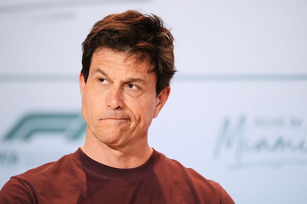 Mercedes-Teamchef Toto Wolff berief eine Krisensitzung ein. - © Rebecca Blackwell/AP/dpa