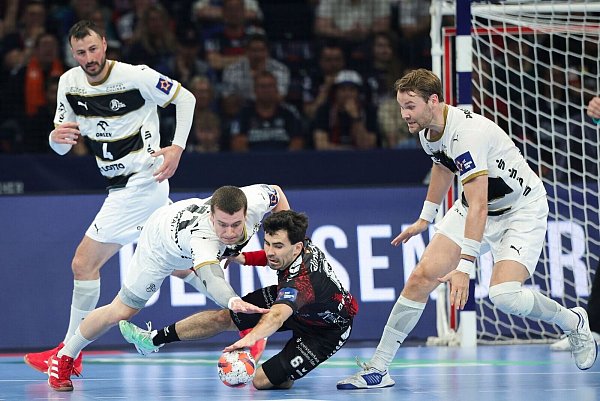 Melsungens Eric Balenciaga (M) versucht, den Ball zu kontrollieren. - © Christian Charisius/dpa