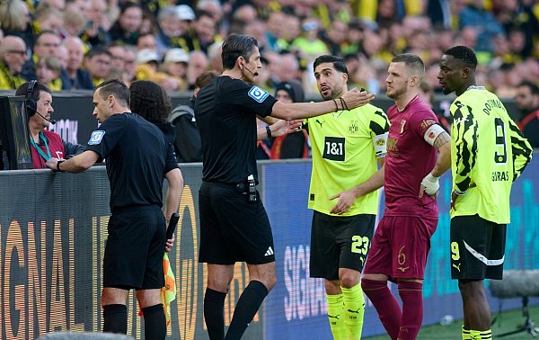 Wieder ein Rückschlag: Der BVB um Kapitän Emre Can (M) verliert gegen Augsburg. - © Bernd Thissen/dpa