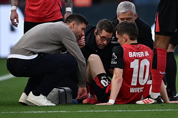 Florian Wirtz muss verletzt vom Platz, Trainer Xabi Alonso ist besorgt. - © Federico Gambarini/dpa